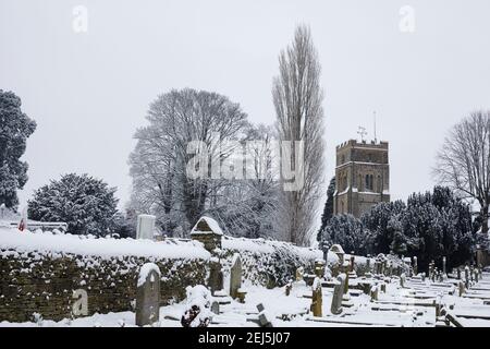 Saint Peter's Church, à Brackley, dans la neige. Banque D'Images