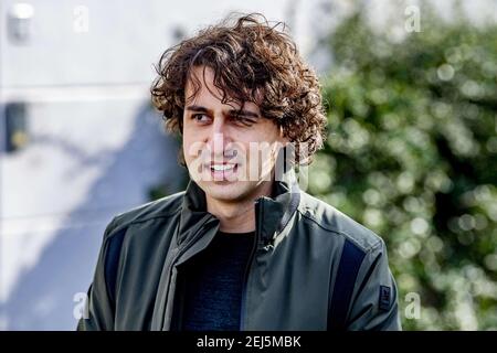 Jesse Klaver, chef du Parti Vert néerlandais, distribue des tracts tournant le point 21 : un plaidoyer pour une collaboration progressiste. C'est le titre de l'essai que le chef du parti de Groen Links Jesse Klaver publie aujourd'hui. Klaver explique pourquoi il est si fervent partisan de la coopération progressiste. GroenLinks est un parti politique néerlandais avec une signature progressiste-gauche. Le parti a des représentants politiques dans les conseils municipaux, les municipalités, le Conseil provincial, l'exécutif provincial, la Chambre des représentants, le Sénat et le Parlement européen. La Haye, pays-Bas, le 21 février 2 Banque D'Images