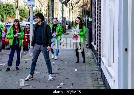 Jesse Klaver, chef du Parti Vert néerlandais, distribue des tracts tournant le point 21 : un plaidoyer pour une collaboration progressiste. C'est le titre de l'essai que le chef du parti de Groen Links Jesse Klaver publie aujourd'hui. Klaver explique pourquoi il est si fervent partisan de la coopération progressiste. GroenLinks est un parti politique néerlandais avec une signature progressiste-gauche. Le parti a des représentants politiques dans les conseils municipaux, les municipalités, le Conseil provincial, l'exécutif provincial, la Chambre des représentants, le Sénat et le Parlement européen. La Haye, pays-Bas, le 21 février 2 Banque D'Images