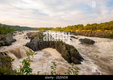 Vue sur les rapides de la rivière Potomac au coucher du soleil, à Great Falls Park, Virginie. Great Falls Park est un petit site de service de parc national en Virginie, unité Banque D'Images