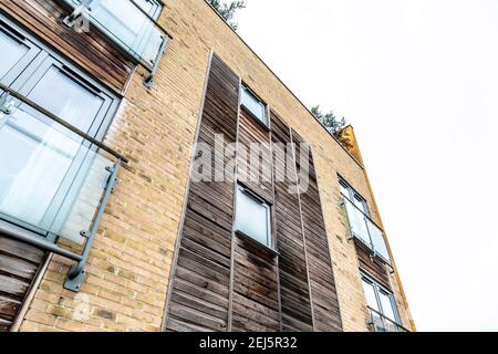 Revêtement en bois sur un bâtiment résidentiel à Londres, Royaume-Uni Banque D'Images