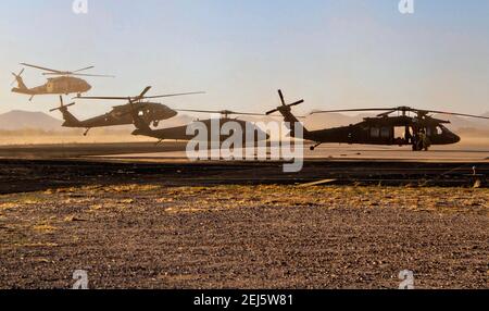 Picacho, États-Unis d'Amérique. 20 février 2021. Des hélicoptères Black Hawk de la Garde nationale américaine avec le 2-285e Bataillon d'hélicoptères d'assaut arrivent pour un exercice de lutte contre les incendies de deux jours à Picacho Stagefield Heliport le 20 février 2021 à Picacho, Arizona. Environ 50 équipes de la Garde nationale ont reçu une formation sur l'utilisation des nacelles d'hélicoptère Bambi au cours d'un exercice de lutte contre les incendies aériens avec les services d'incendie de Casa Grande, d'Avra Valley et de Queen Valley. Credit: Planetpix/Alamy Live News Banque D'Images