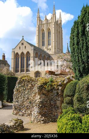Cathédrale St Edmundsbury, jardins de l'abbaye de Bury St Edmunds, Suffolk, Angleterre, Royaume-Uni Banque D'Images