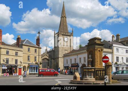 Place de marché montrant Saint Andrew's Parish Church, Chippenham, Wiltshire, Angleterre, Royaume-Uni Banque D'Images