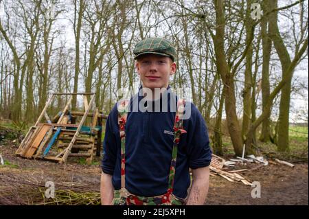 Poor's Piece, Steeple Claydon, Buckinghamshire, Royaume-Uni. 21 février 2021. Lachlan Blaze Sandford, activiste anti-HS2 et changement climatique, connu sous le nom de Lazer, est de retour dans la campagne Stop HS2 Lazer a passé 11 jours dans les tunnels secrets activistes sous Euston Square Gardens à Londres pour protester contre le train à grande vitesse HS2 destructeur de Londres à Birmingham. Il a quitté les tunnels volontairement et a fait retirer sa violation de la procédure de mise en liberté sous caution contre lui. Sa sœur Blue Sandford, reste dans les tunnels après 25 jours avec d'autres activistes dont le vétéran de l'éco-guerrier Dan Hooper connu sous le nom de Swampy Banque D'Images