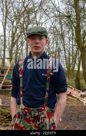 Poor's Piece, Steeple Claydon, Buckinghamshire, Royaume-Uni. 21 février 2021. Lachlan Blaze Sandford, activiste anti-HS2 et changement climatique, connu sous le nom de Lazer, est de retour dans la campagne Stop HS2 Lazer a passé 11 jours dans les tunnels secrets activistes sous Euston Square Gardens à Londres pour protester contre le train à grande vitesse HS2 destructeur de Londres à Birmingham. Il a quitté les tunnels volontairement et a fait retirer sa violation de la procédure de mise en liberté sous caution contre lui. Sa sœur Blue Sandford, reste dans les tunnels après 25 jours avec d'autres activistes dont le vétéran de l'éco-guerrier Dan Hooper connu sous le nom de Swampy Banque D'Images