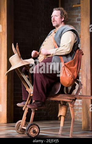 Rufus Hound se produit sur scène sous le nom de Sancho Panza lors de la séance photo Don Quichotte au Garrick Theatre, Londres. Date de la photo: Vendredi 2 novembre 2018. Le crédit photo devrait se lire: David Jensen Banque D'Images