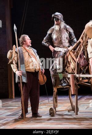 Rufus Hound et David Threlfall sur scène pendant la séance photo Don Quichotte au Garrick Theatre, Londres. Date de la photo: Vendredi 2 novembre 2018. Le crédit photo devrait se lire: David Jensen Banque D'Images