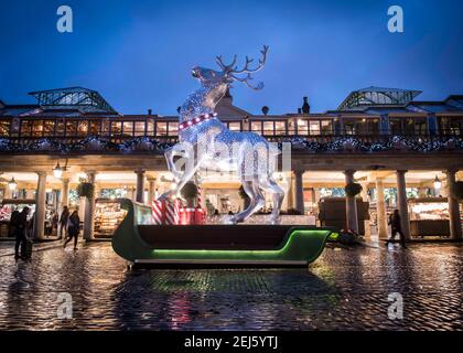 Un renne géant et des décorations de Noël en traîneau à l'extérieur de Covent Garden Market, Londres. Date de la photo: Mardi 27 novembre 2018. Le crédit photo devrait se lire: David Jensen Banque D'Images