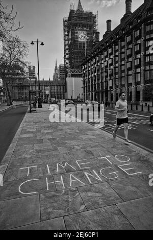 GRANDE-BRETAGNE / Angleterre / Londres / le temps de changer le message de craie dans la rue à Westminster pendant la pandémie du coronavirus le 25 mars 2020 à Londres, Banque D'Images