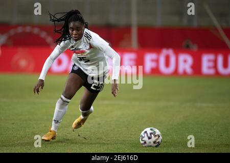 Aix-la-Chapelle, Allemagne. 21 février 2021. Football, femmes : internationales, Allemagne - Belgique au Tivoli. Nicole Anyomi joue le ballon en Allemagne. Credit: Federico Gambarini/dpa/Alay Live News Banque D'Images