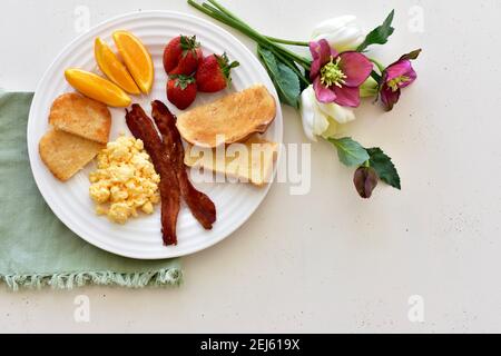 Petit-déjeuner américain traditionnel préparé sur le plateau pour le brunch du service d'étage de l'hôtel au lit. Espace de copie, concept photo alimentaire, arrière-plan Banque D'Images