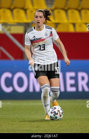 Aix-la-Chapelle, Allemagne. 21 février 2021. Football, femmes : internationales, Allemagne - Belgique au Tivoli. Sara Däbritz, en Allemagne, joue le ballon. Credit: Federico Gambarini/dpa/Alay Live News Banque D'Images