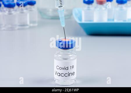 Flacons de vaccin Covid-19 et de seringue Banque D'Images