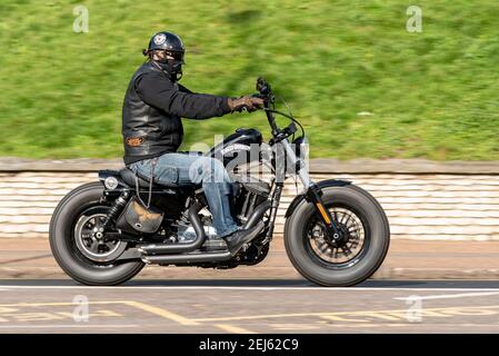 Harley Davidson Motor Co moto étant monté à Southend sur la mer, Essex, Royaume-Uni, lors d'une belle journée d'hiver ensoleillée, pendant le confinement de la COVID 19. Vélo noir Banque D'Images