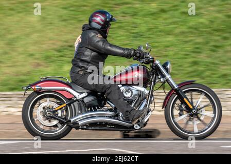 Harley Davidson moto en train d'être monté à Southend sur la mer, Essex, Royaume-Uni, lors d'une belle journée d'hiver ensoleillée, pendant le confinement de la COVID 19 Banque D'Images