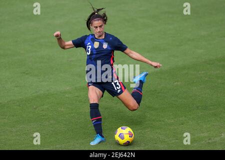 Orlando, Floride, États-Unis . 21 février 2021 : l'avant des États-Unis ALEX MORGAN (13) établit un pass lors du match de la coupe SheBelieves États-Unis contre le Brésil au stade Exploria à Orlando, FL, le 21 février 2021. Crédit : Cory Knowlton/ZUMA Wire/Alay Live News Banque D'Images