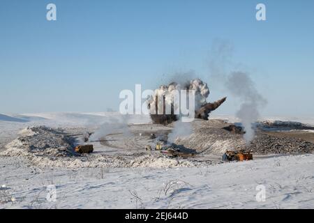 Explosion à une mine de gravier, pendant la construction hivernale de la route Inuvik-Tuktoyaktuk, dans les Territoires du Nord-Ouest, dans l'ouest de l'Arctique canadien. Banque D'Images