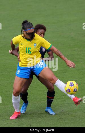 Orlando, Floride, États-Unis . 21 février 2021: Le Brésil avance BEATRIZ (16) concurrence pour le ballon contre le défenseur des États-Unis CRYSTAL DUNN (19) lors de la coupe SheBelieves États-Unis contre Brésil match à l'Explora Stadium à Orlando, FL, le 21 février 2021. Crédit : Cory Knowlton/ZUMA Wire/Alay Live News Banque D'Images