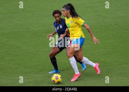 Orlando, Floride, États-Unis . 21 février 2021: Le Brésil avance BEATRIZ (16) concurrence pour le ballon contre le défenseur des États-Unis CRYSTAL DUNN (19) lors de la coupe SheBelieves États-Unis contre Brésil match à l'Explora Stadium à Orlando, FL, le 21 février 2021. Crédit : Cory Knowlton/ZUMA Wire/Alay Live News Banque D'Images