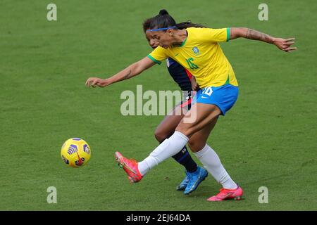 Orlando, Floride, États-Unis . 21 février 2021: Le Brésil avance BEATRIZ (16) concurrence pour le ballon contre le défenseur des États-Unis CRYSTAL DUNN (19) lors de la coupe SheBelieves États-Unis contre Brésil match à l'Explora Stadium à Orlando, FL, le 21 février 2021. Crédit : Cory Knowlton/ZUMA Wire/Alay Live News Banque D'Images