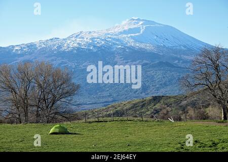 Tente verte et volcan Etna du parc Nebrodi, Sicile Banque D'Images