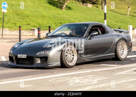 1996 Mazda RX7 voiture conduisant sur Western Esplanade à Southend on Sea, Essex, Royaume-Uni, par une journée ensoleillée d'hiver Banque D'Images