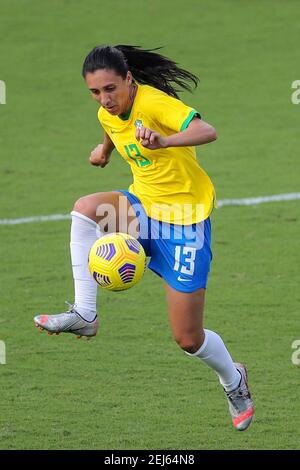 Orlando, Floride, États-Unis . 21 février 2021 : le milieu de terrain brésilien JÃšLIA (13) reçoit le ballon lors du match de la coupe SheBelieves États-Unis contre Brésil au stade Explora à Orlando, FL, le 21 février 2021. Crédit : Cory Knowlton/ZUMA Wire/Alay Live News Banque D'Images