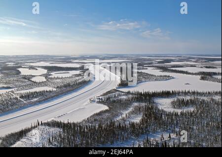 Vue aérienne de la route glaciaire du fleuve Mackenzie en hiver, reliant les collectivités du delta de Beaufort, dans les Territoires du Nord-Ouest, dans l'ouest de l'Arctique canadien. Banque D'Images