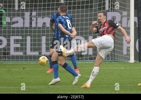 Milan, Italie. 21 février 2021. Stefan de Vrij d'Inter et Zlatan Ibrahimovic de Milan pendant la série UN match de football entre l'AC Milan et le FC Internazionale au stade San Siro de Milan (Italie), le 21 février 2021. Photo Andrea Staccioli/Insidefoto crédit: Insidefoto srl/Alamy Live News Banque D'Images