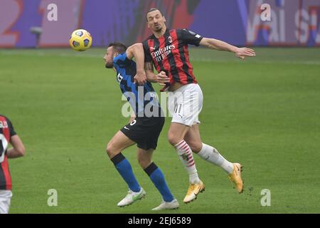 Milan, Italie. 21 février 2021. Stefan de Vrij d'Inter et Zlatan Ibrahimovic de Milan pendant la série UN match de football entre l'AC Milan et le FC Internazionale au stade San Siro de Milan (Italie), le 21 février 2021. Photo Andrea Staccioli/Insidefoto crédit: Insidefoto srl/Alamy Live News Banque D'Images