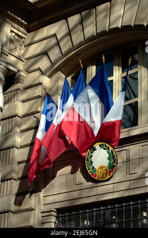 AJAXNETPHOTO. PARIS, FRANCE. - TRICOLORE FRANÇAIS - DRAPEAU NATIONAL DE LA RÉPUBLIQUE DE FRANCE DÉCORANT LA FAÇADE DE L'HÔTEL DE VILLE DE PARIS. PHOTO:JONATHAN EASTLAND/AJAX REF: D629003 822 Banque D'Images