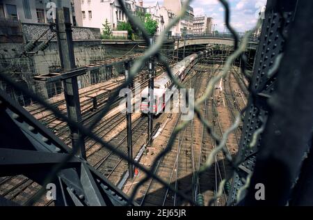 AJAXNETPHOTO. PARIS, FRANCE. - GARE DE L'EST - VOIES PASSANT SOUS LA RUE DE L'AQUEDUC DEPUIS LA GARE PRINCIPALE AVEC TRAIN À IMPÉRIALE À L'APPROCHE. PHOTO:JONATHAN EASTLAND/AJAX REF:TC2086 21 Banque D'Images