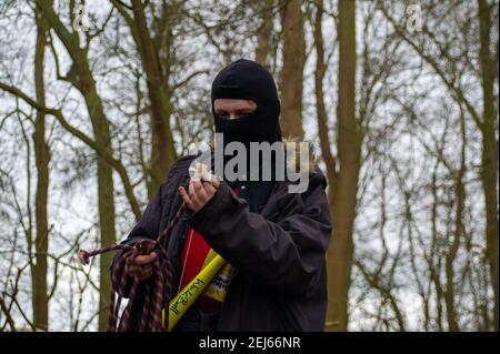 Steeple Claydon, Buckinghamshire, Royaume-Uni. 21 février 2021. Les militants anti HS2 et les militants écologistes vivent dans Poor's Piece Wood pour tenter de le sauver des tronçonneuses HS2. Il y a eu une activité accrue dans le complexe HS2 voisin et les huissiers HS2 devraient expulser le camp dans un avenir proche. Le controversé High Speed Rail 2 de Londres à Birmingham est en train de sculpter une énorme cicatrice à travers le magnifique comté de Buckinghamshire et de mettre de nombreux sites de faune en danger. Crédit : Maureen McLean/Alay Banque D'Images