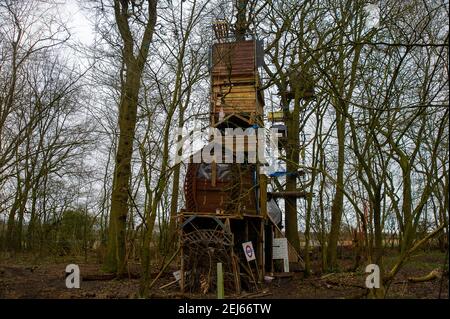 Steeple Claydon, Buckinghamshire, Royaume-Uni. 21 février 2021. Les militants anti HS2 et les militants écologistes vivent dans Poor's Piece Wood pour tenter de le sauver des tronçonneuses HS2. Il y a eu une activité accrue dans le complexe HS2 voisin et les huissiers HS2 devraient expulser le camp dans un avenir proche. Le controversé High Speed Rail 2 de Londres à Birmingham est en train de sculpter une énorme cicatrice à travers le magnifique comté de Buckinghamshire et de mettre de nombreux sites de faune en danger. Crédit : Maureen McLean/Alay Banque D'Images