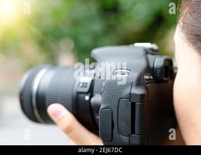 Le photographe prend des photos avec l'appareil photo. La femme prend des photos sur l'appareil photo. Banque D'Images