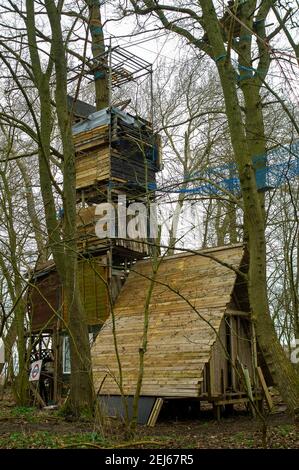 Steeple Claydon, Buckinghamshire, Royaume-Uni. 21 février 2021. Les militants anti HS2 et les militants écologistes vivent dans Poor's Piece Wood pour tenter de le sauver des tronçonneuses HS2. Il y a eu une activité accrue dans le complexe HS2 voisin et les huissiers HS2 devraient expulser le camp dans un avenir proche. Le controversé High Speed Rail 2 de Londres à Birmingham est en train de sculpter une énorme cicatrice à travers le magnifique comté de Buckinghamshire et de mettre de nombreux sites de faune en danger. Crédit : Maureen McLean/Alay Banque D'Images