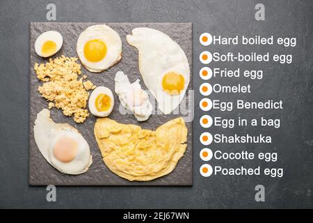Différentes délicieuses recettes d'œufs sur fond sombre Banque D'Images