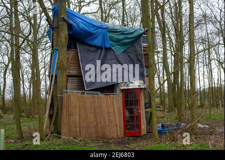 Steeple Claydon, Buckinghamshire, Royaume-Uni. 21 février 2021. Les militants anti HS2 et les militants écologistes vivent dans Poor's Piece Wood pour tenter de le sauver des tronçonneuses HS2. Il y a eu une activité accrue dans le complexe HS2 voisin et les huissiers HS2 devraient expulser le camp dans un avenir proche. Le controversé High Speed Rail 2 de Londres à Birmingham est en train de sculpter une énorme cicatrice à travers le magnifique comté de Buckinghamshire et de mettre de nombreux sites de faune en danger. Crédit : Maureen McLean/Alay Banque D'Images