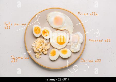 Assiette avec différentes délicieuses recettes d'œufs sur fond clair Banque D'Images