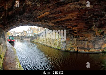 Skipton, canal de Leeds Liverpool, en regardant dans la direction de la douve du château. Banque D'Images