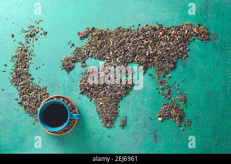 Carte du monde en thé vert et tasse en couleur arrière-plan Banque D'Images