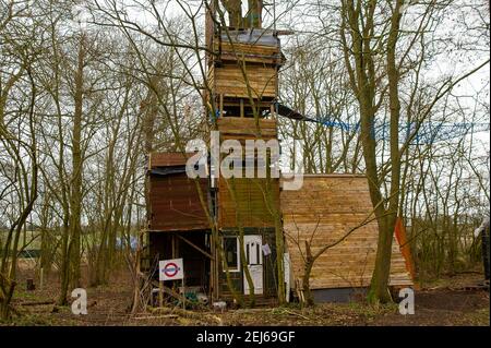 Steeple Claydon, Buckinghamshire, Royaume-Uni. 21 février 2021. Les militants anti HS2 et les militants écologistes vivent dans Poor's Piece Wood pour tenter de le sauver des tronçonneuses HS2. Il y a eu une activité accrue dans le complexe HS2 voisin et les huissiers HS2 devraient expulser le camp dans un avenir proche. Le controversé High Speed Rail 2 de Londres à Birmingham est en train de sculpter une énorme cicatrice à travers le magnifique comté de Buckinghamshire et de mettre de nombreux sites de faune en danger. Crédit : Maureen McLean/Alay Banque D'Images