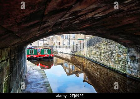 Skipton, canal de Leeds Liverpool, en regardant dans la direction de la douve du château. Banque D'Images