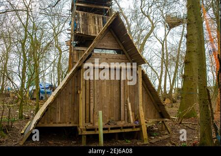 Steeple Claydon, Buckinghamshire, Royaume-Uni. 21 février 2021. Les militants anti HS2 et les militants écologistes vivent dans Poor's Piece Wood pour tenter de le sauver des tronçonneuses HS2. Il y a eu une activité accrue dans le complexe HS2 voisin et les huissiers HS2 devraient expulser le camp dans un avenir proche. Le controversé High Speed Rail 2 de Londres à Birmingham est en train de sculpter une énorme cicatrice à travers le magnifique comté de Buckinghamshire et de mettre de nombreux sites de faune en danger. Crédit : Maureen McLean/Alay Banque D'Images