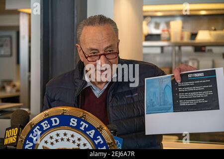 New York, États-Unis. 21 février 2022. Le leader de la majorité au Sénat Chuck Schumer parle lors d'une conférence de presse sur les difficultés des restaurants pendant une pandémie au restaurant végétarien Lower East Side Dirt Candy le 21 février 2021 à New York. Le sénateur Schumer a souligné les statistiques de New York City Hospitality Alliance selon lesquelles environ 92 % des établissements de restauration peinent à payer les loyers de décembre. Crédit : Ron Adar/Alay Live News Banque D'Images