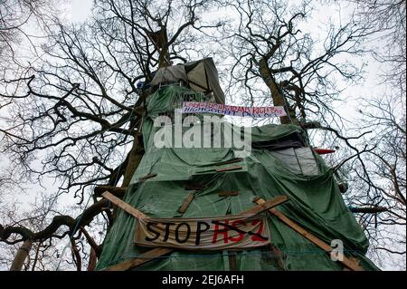 Steeple Claydon, Buckinghamshire, Royaume-Uni. 21 février 2021. Les militants anti HS2 et les militants écologistes vivent dans Poor's Piece Wood pour tenter de le sauver des tronçonneuses HS2. Il y a eu une activité accrue dans le complexe HS2 voisin et les huissiers HS2 devraient expulser le camp dans un avenir proche. Le controversé High Speed Rail 2 de Londres à Birmingham est en train de sculpter une énorme cicatrice à travers le magnifique comté de Buckinghamshire et de mettre de nombreux sites de faune en danger. Crédit : Maureen McLean/Alay Banque D'Images