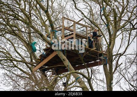 Steeple Claydon, Buckinghamshire, Royaume-Uni. 21 février 2021. Les militants anti HS2 et les militants écologistes vivent dans Poor's Piece Wood pour tenter de le sauver des tronçonneuses HS2. Il y a eu une activité accrue dans le complexe HS2 voisin et les huissiers HS2 devraient expulser le camp dans un avenir proche. Le controversé High Speed Rail 2 de Londres à Birmingham est en train de sculpter une énorme cicatrice à travers le magnifique comté de Buckinghamshire et de mettre de nombreux sites de faune en danger. Crédit : Maureen McLean/Alay Banque D'Images