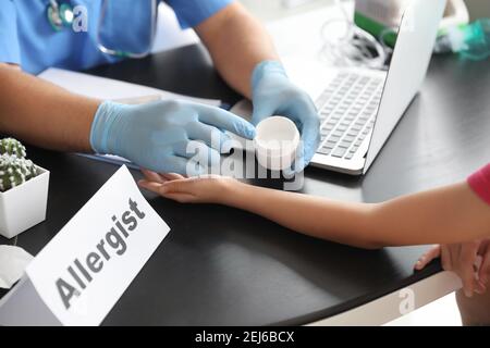 Petite fille subissant un test cutané d'allergène en clinique Banque D'Images