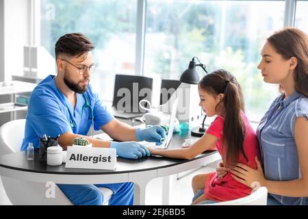 Petite fille subissant un test cutané d'allergène en clinique Banque D'Images